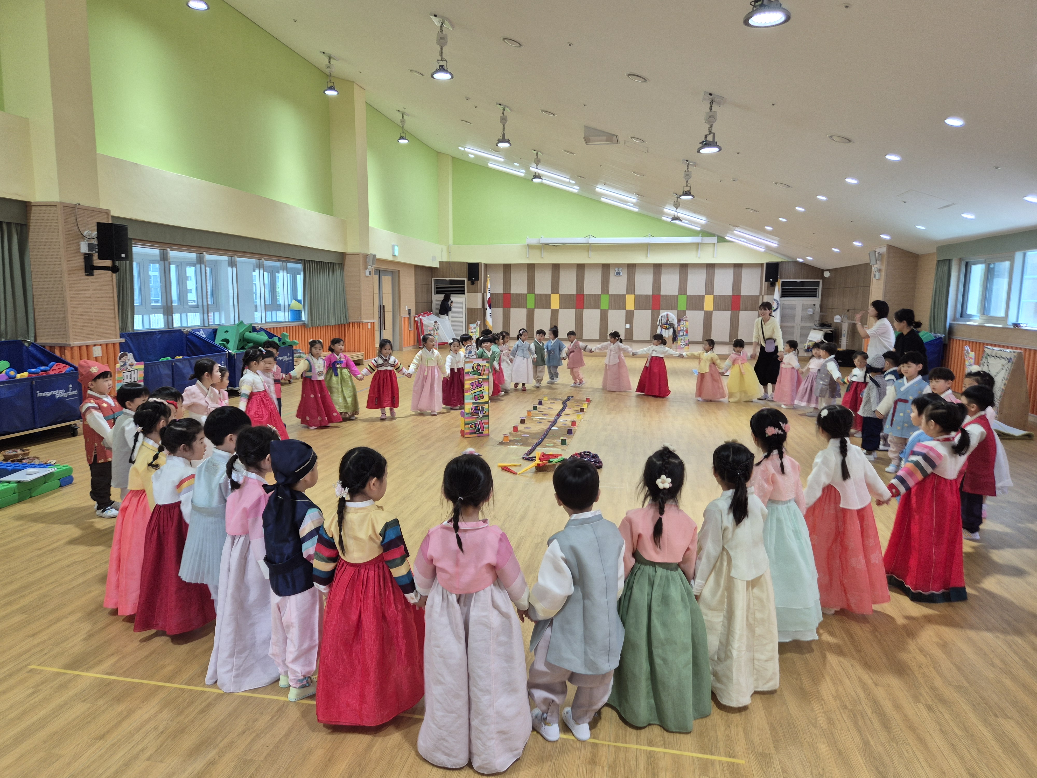 하남 감일유치원, 한복 입고 사자탈춤·강강술래…'전통놀이 한마당' 열었다 대표 이미지